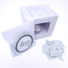 Load image into Gallery viewer, Creature Comforts / Cranberry, Orange &amp; Cinnamon, Green Scented Soy Wax Shards refill bag
